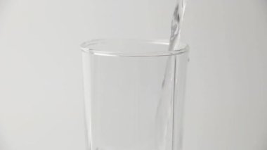 Suyu yavaş çekimde dök, bardağa su dök. 