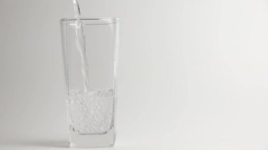 Suyu yavaş çekimde dök, bardağa su dök. 