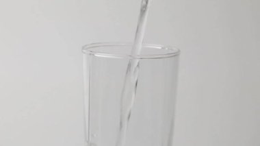 Suyu yavaş çekimde dök, bardağa su dök. 