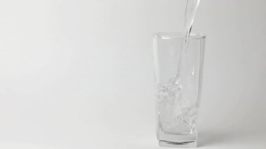 Suyu yavaş çekimde dök, bardağa su dök. 