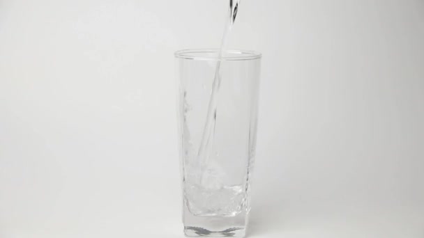 ゆっくりと水を注ぎ ガラスに水を注ぐ — ストック動画