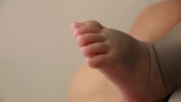 婴儿腿的包扎 — 图库视频影像