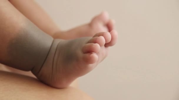 赤ちゃんの足のクローズアップ — ストック動画