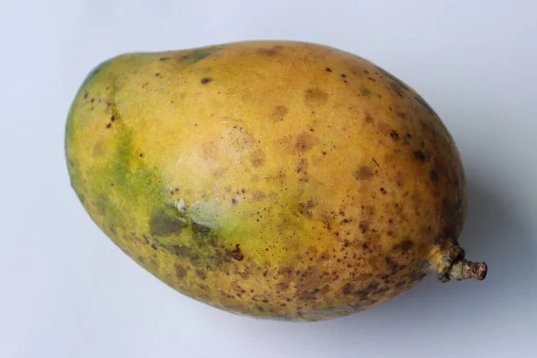 Eine Bunte Mango Isoliert Auf Weißem Hintergrund — Stockfoto