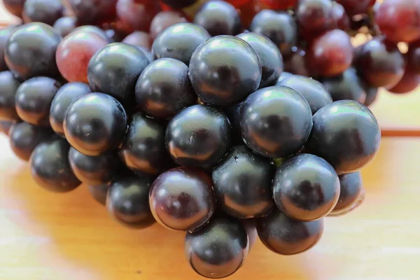 Stos Świeżych Czerwonych Czarnych Winogron Drewnianym Tle — Zdjęcie stockowe