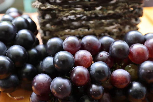 Bunch Black Grapes Wooden Background — Stock Photo, Image