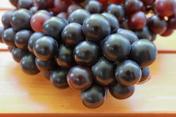Ripe Purple Grapes Close Wooden Background Bad Cholesterol Prevention Healthy — Φωτογραφία Αρχείου