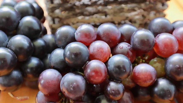 Ripe Purple Grapes Nice Wicker Pot Bad Cholesterol Prevention Healthy — Stockfoto