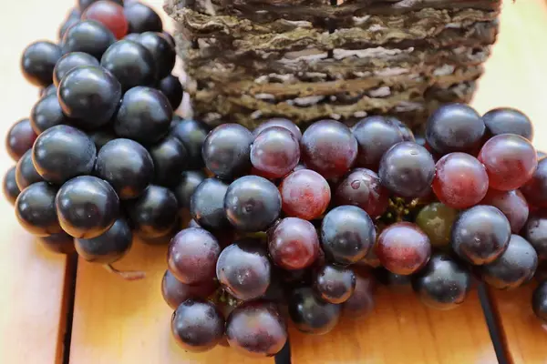 Lot Ripe Purple Grapes Wooden Pot Bad Cholesterol Prevention Healthy — Photo