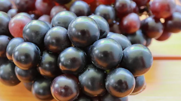 Pile Fresh Red Black Grapes Bad Cholesterol Prevention Healthy Fruits — Stockfoto