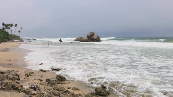Φανταστική Βραχώδης Ακτή Θαλασσινά Κύματα Συγκρούονται Βραχώδη Στην Παραλία — Αρχείο Βίντεο