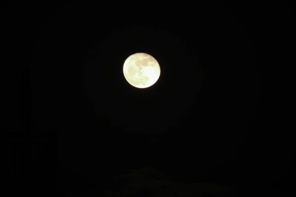 Full Moon White Clouds Black Night Sky Scene — стоковое фото