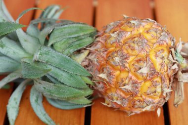 Ahşap arka planda izole edilmiş ananas. 