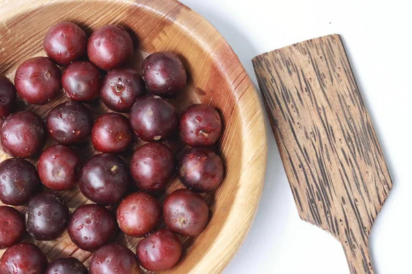 Ahşap Arka Planda Kırmızı Meyveler Flacourtia Inermis Yaygın Olarak Lovi — Stok fotoğraf