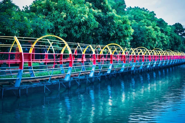 Çocuklar park ve gölde tren hattı oluşturur.