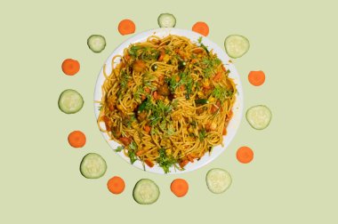 Domates tavuklu makarna, salata ve fesleğenle süslenmiş acı biber peyniri. Beyaz arka planda izole edilmiş.