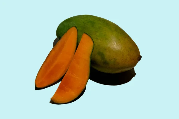 Mango Mit Isoliertem Farbhintergrund Steilpfad — Stockfoto