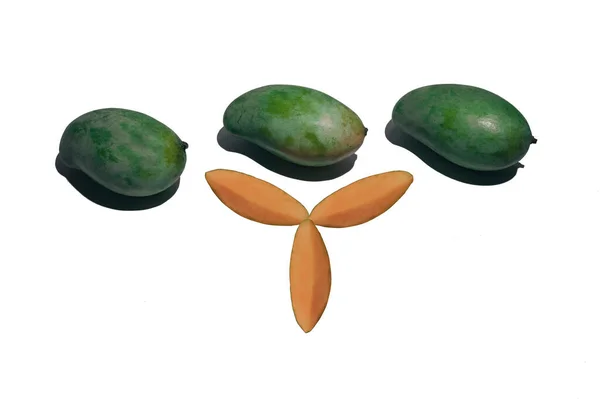 成熟的芒果被白色隔离 芒果收割路径 — 图库照片
