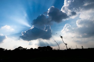 Gün batımında dramatik bir ışıkla renkli bulutlu bir gökyüzü. Soyut doğa arkaplanı