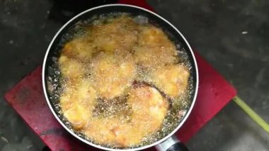 Sıcak yağ tenceresinde balık pişirmek. Balık ve patates kızartması pişiriyorum. Yavaş çekim balık kızartması