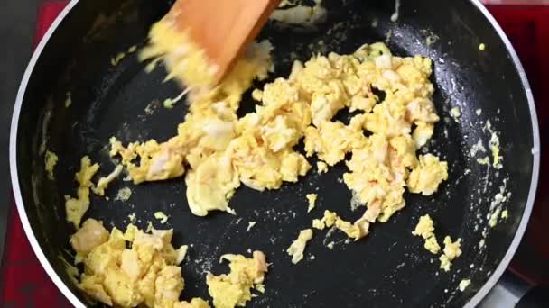 Close Woman Hand Cooking Egg Food Frying Pan Gas Stove — Vídeos de Stock