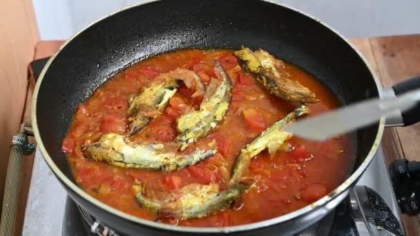Cooking Pabda Fish Tomato Onion Oil Slow Motion Video — Stock Video