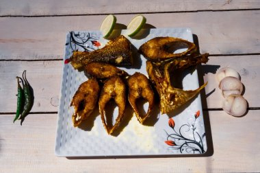 Kızarmış Hilsa balığı, biber, soğan yakın çekim.