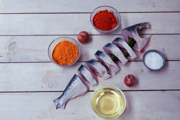 Hilsa balığı pişirmeye hazırlanıyorum. Acı biber, yağ, soğan. Hilsa Bangladeş 'in ulusal balığıdır.