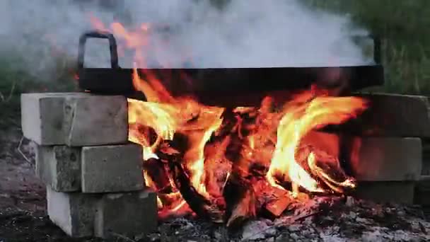 Smažená Pánev Vyrobená Kotouče Brány Pro Vaření Nad Otevřeným Ohněm — Stock video