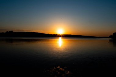 Güzel gölü olan bir parkta gün batımı