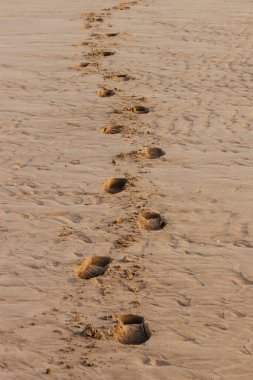 Kumsaldaki ayak sesleri. Blankenberge 'de bir yer, Kuzey Denizi Belçika kıyısı.