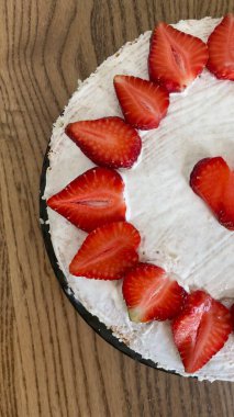 Çilekli kek, çilekli ve kremalı.