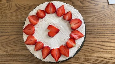 Çilekli kek, çilekli ve kremalı.