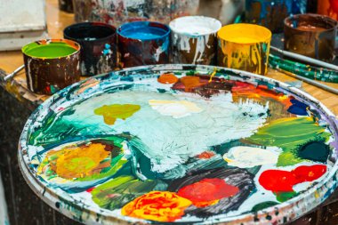 Ressam resim yapar. Fırçalar, tablolar