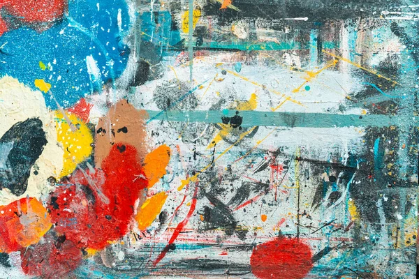 Ressam resim yapar. Fırçalar, tablolar