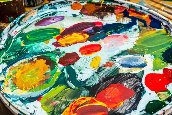 Ressam resim yapar. Fırçalar, tablolar