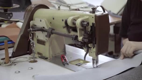 Une Couturière Coud Une Machine Coudre — Video