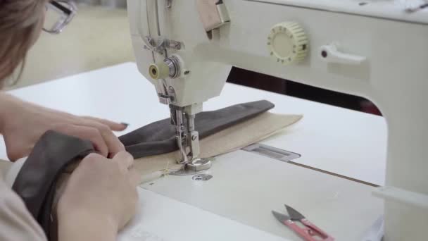 Uma Costureira Está Costurando Uma Máquina Costura — Vídeo de Stock