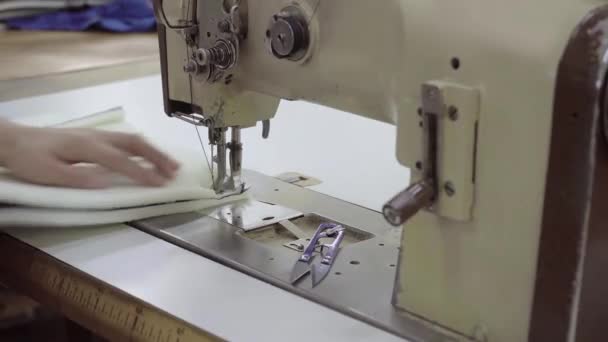Una Costurera Está Cosiendo Una Máquina Coser — Vídeos de Stock