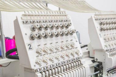 Nakış makinası. İpliklerle işlenmiş nakışlar.