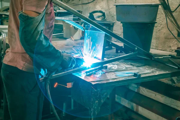 Saldatore Produzione Impegnato Nella Fabbricazione Prodotti Maschera Guanti Scintille Volano — Foto Stock