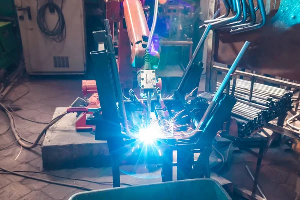 Kaynak robotu bir fabrikada ürün üretiyor.