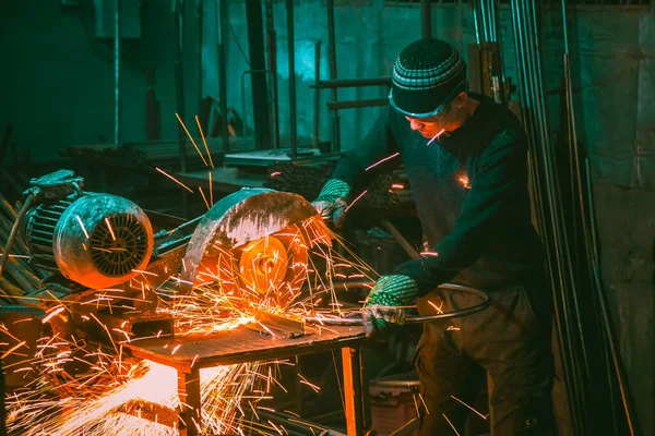 Almaty Περιφέρεια Almaty Καζακστάν 2022 Ένας Υπάλληλος Στο Εργοστάσιο Δουλεύει — Φωτογραφία Αρχείου