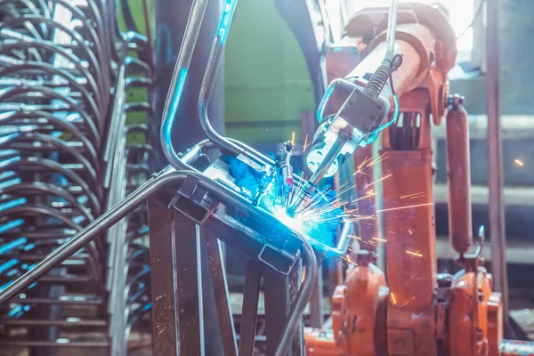 Kaynak robotu bir fabrikada ürün üretiyor.