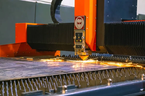 Fabrikadaki lazer makinesi metalle çalışıyor.