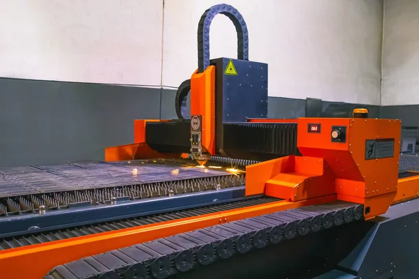 Fabrikadaki lazer makinesi metalle çalışıyor.