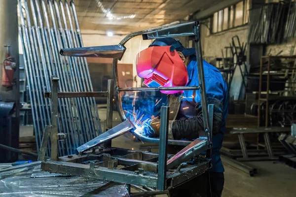 Ένας Συγκολλητής Στην Παραγωγή Ασχολείται Την Κατασκευή Προϊόντων Μια Μάσκα — Φωτογραφία Αρχείου