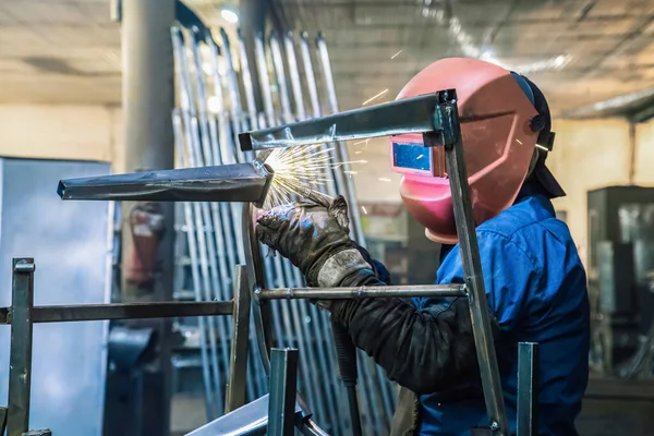Ένας Συγκολλητής Στην Παραγωγή Ασχολείται Την Κατασκευή Προϊόντων Μια Μάσκα — Φωτογραφία Αρχείου