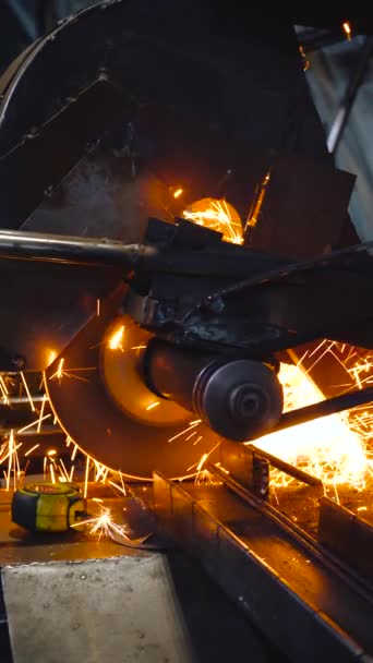 垂直ビデオ 工場労働者は金属を切断します 火花が飛ぶ — ストック動画