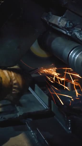 Vídeo Vertical Trabalhador Fábrica Corta Metal Faíscas Voam Produção — Vídeo de Stock